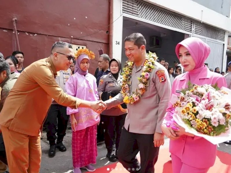 Camat Makassar Husni Mubarak menyambut kunjungan Kapolrestabes Makassar Kombes Pol Arya Perdana, dalam kegiatan peresmian program bedah rumah di Jalan Maccini Gusung, Kelurahan Maccini Gusung, Kecamatan Makassar, Senin siang (30/5/2025). @Jejakfakta/dok. Istimewa