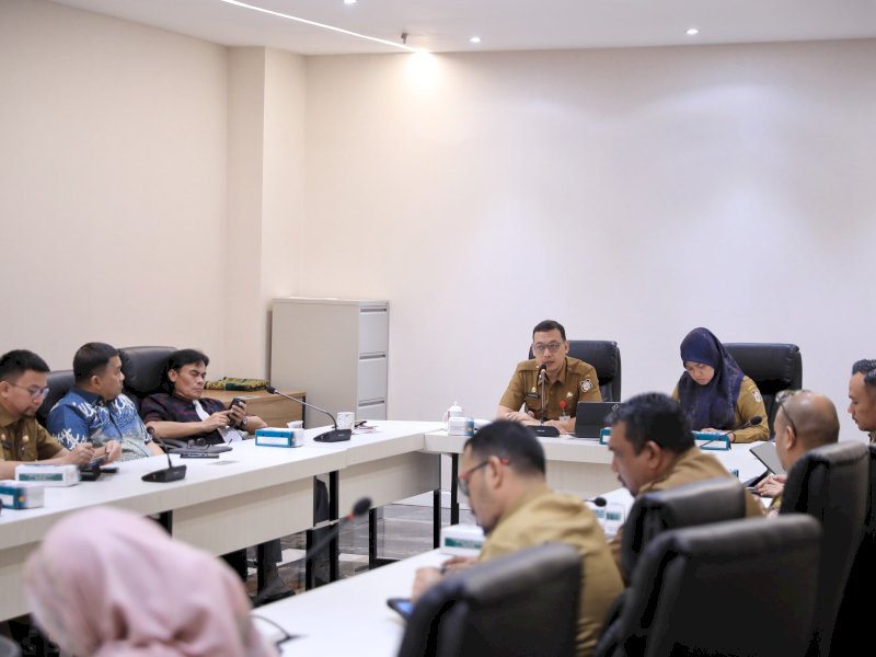 Sekretaris Daerah Kota Makassar, A. Zulkifly Nanda, bersama Kepala Dinas PU, Zuhaelsi Zubir, saat memimpin rapat rencana pembangunan Stadion Untia, di Balai Kota Makassar, Selasa (8/7/2025). @Jejakfakta/dok. Humas Pemkot Makassar