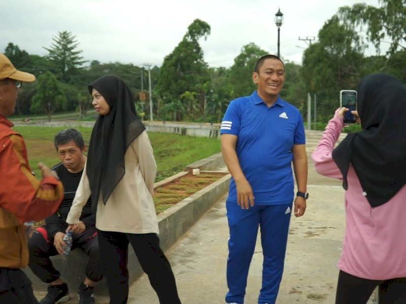 Bupati Luwu Timur, Irwan Bachri Syam, saat meninjau lokasi  Bundaran Batara Guru (BBG) usai olahraga pagi bersama sejumlah pejabat dan tim konsultan, Rabu (9/7/2025). @Jejakfakta/dok. Humas Pemkab Lutim