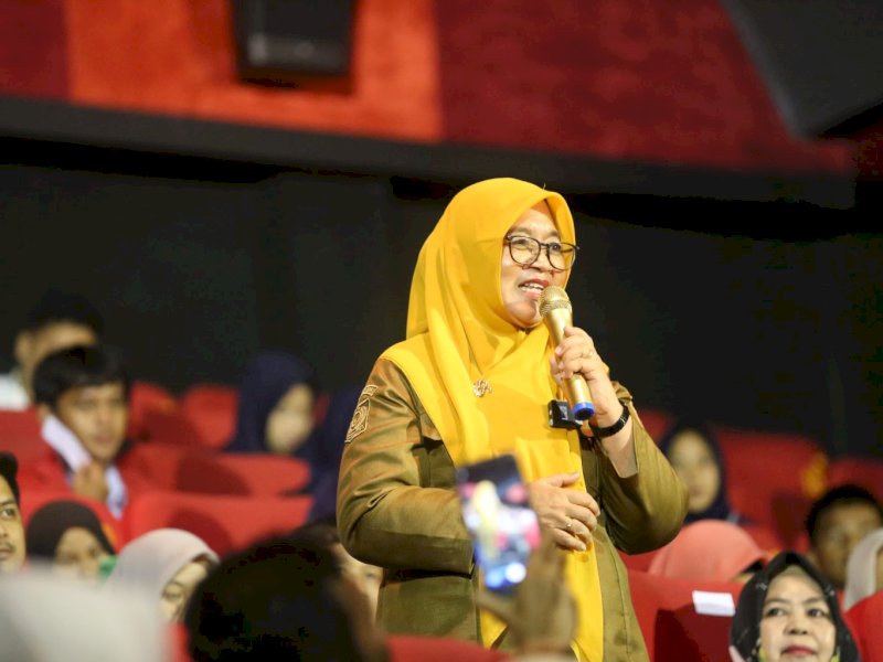 Wakil Bupati Luwu Timur, Puspawati Husler, saat menghadiri pemutaran perdana film &ldquo;Sarung Baru Untuk Bapak&rdquo; di Bioskop Platinum Cineplex City Market, Palopo, Selasa (8/7/2025). @Jejakfakta/dok. Humas Pemkab Lutim