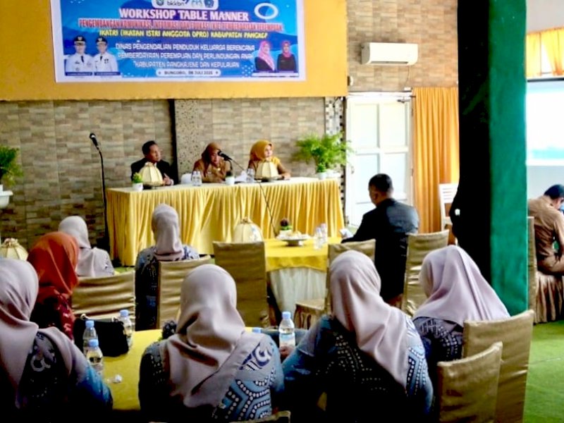 Workshop table manner bagi anggota Ikatan Istri Anggota DPRD (IKATRI) Pangkep di Gedung Dewakang Bungoro pada Selasa (8/7/2025). @jejakfaktacom/Humas Pemda Pangkep.