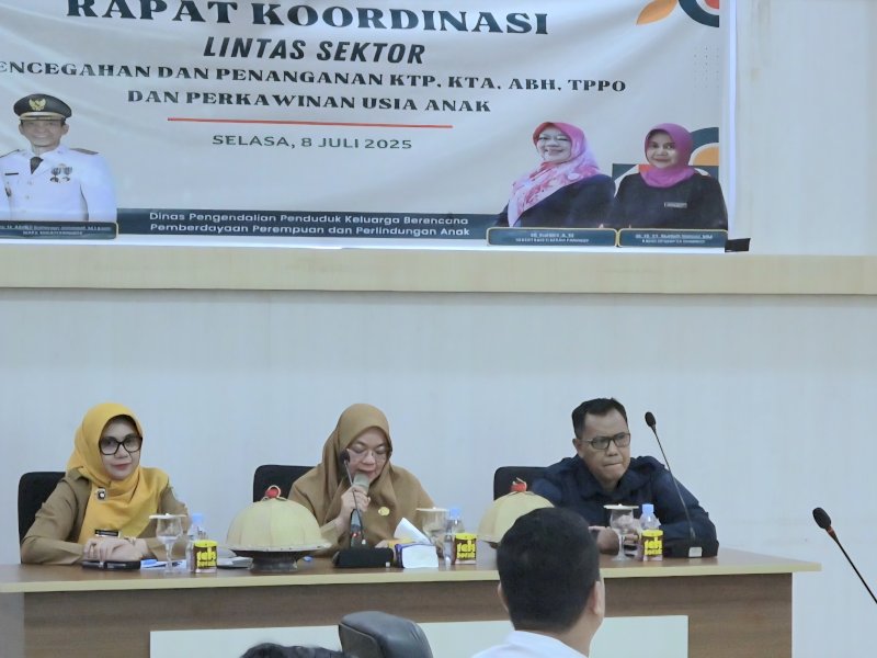 Dinas Pengendalian Penduduk, Keluarga Berencana, Pemberdayaan Perempuan dan Perlindungan Anak (DP2KBP3A) Kabupaten Pangkep menggelar Rapat Koordinasi (Rakor) lintas sektor guna memperkuat upaya pencegahan kekerasan terhadap perempuan (KtP) dan kekerasan terhadap anak (KtA), di Ruang Rapat Wakil Bupati Pangkep, Selasa (8/7/2025). @jejakfaktacom/Humas Pemda Pangkep.