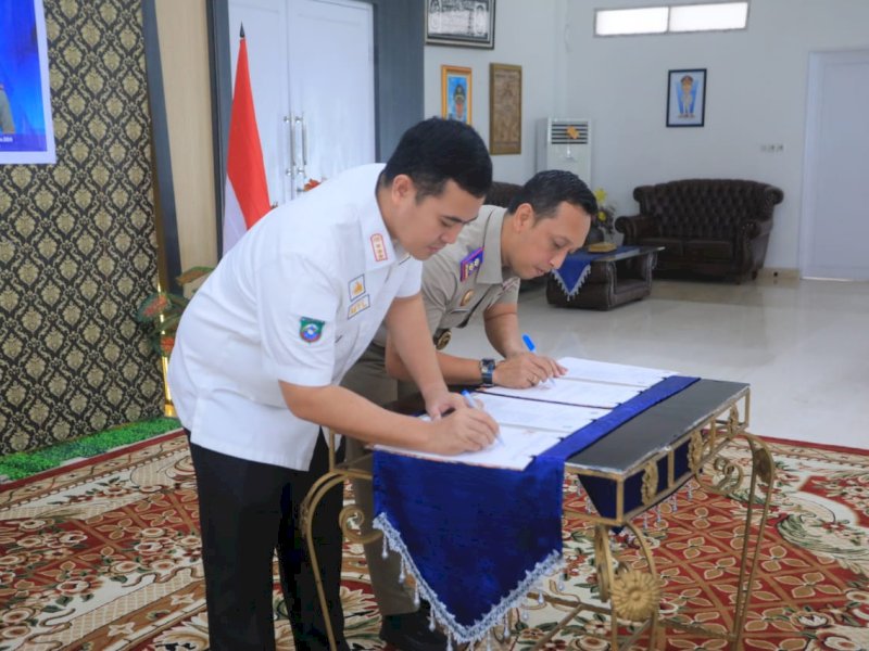 penandatanganan Perjanjian Kerja Sama (PKS) antara Pemkab Pangkep dan BPN Pangkep oleh Bupati Pangkep, Muhammad Yusran Lalogau, dan Kepala BPN Pangkep, Aksara Alif Raja, di Rumah Jabatan Bupati, Rabu (9/7/2025). @jejakfaktacom/Humas Pemda Pangkep