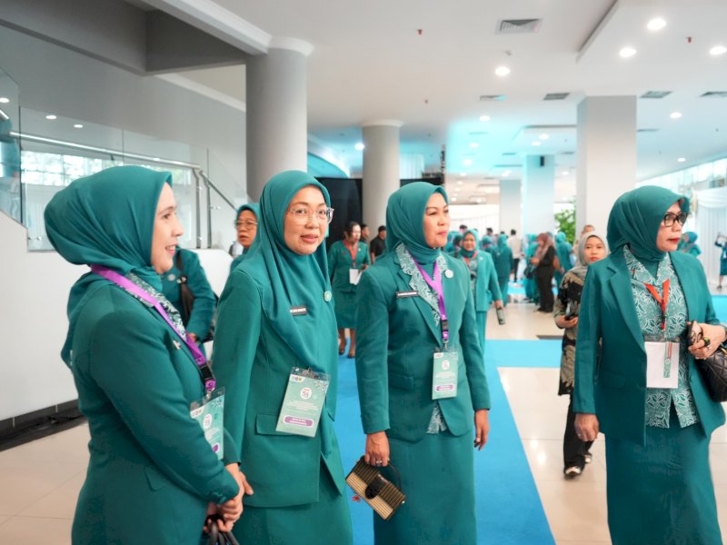 Ketua TP PKK Kota Makassar, Melinda Aksa, menghadiri puncak peringatan Hari Kesatuan Gerak (HKG) PKK ke-53 dan Rapat Kerja Nasional (Rakernas) X PKK yang digelar di Samarinda Convention Hall, Kalimantan Timur, pada Selasa (8/7/2025). @Jejakfakta/dok. Humas Pemkot Makassar