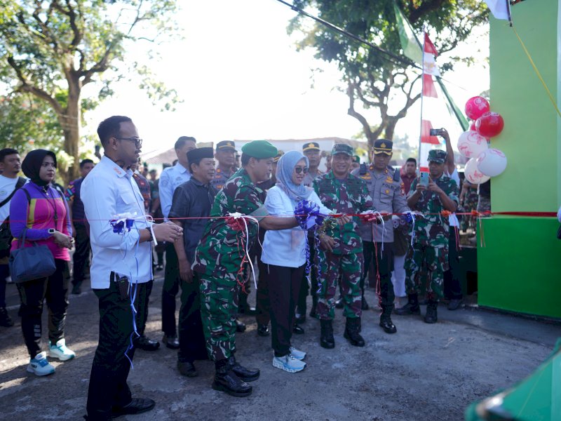 Bupati Gowa, Sitti Husniah Talenrang, bersama Komandan Kodim (Dandim) 1409/Gowa, Letkol Inf Heri Kuswanto, saat peresmian gerbang baru Koramil Tinggimoncong, Rabu (9/7/2025). @Jejakfakta/dok. Humas Pemkab Gowa