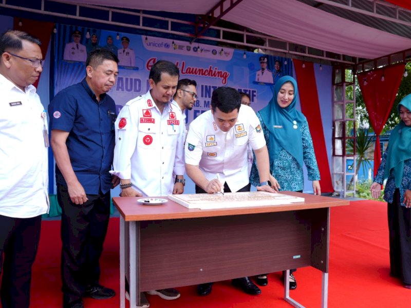 Muhammad Yusran Lalogau, menandatangani prasasti peresmian PAUD Holistik Integratif (HI) Butta Siang di KB Madani dan Posyandu Era Baru di Desa Biring Ere, Kecamatan Bungoro, Rabu (9/7/2025). @jejakfaktacom/Humas Pemda Pangkep
