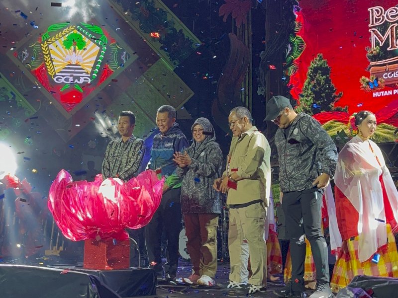 Pesta rakyat tahunan Beautiful Malino 2025 resmi dibuka dengan meriah oleh Bupati Gowa Sitti Husniah Talenrang, Rabu (9/7/2025). @Jejakfakta/Alfin 