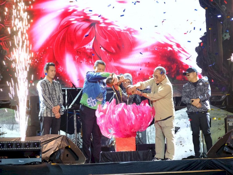 Bupati Gowa Sitti Husniah Talenrang resmi membuka event tahunan Beautiful Malino 2025 di kawasan Hutan Pinus Malino, Rabu (9/7/2025). @Jejakfakta/dok. Humas Pemkab Gowa 