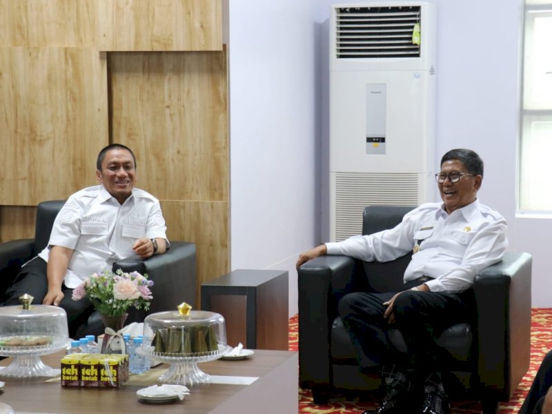 Bupati Luwu Timur, Irwan Bachri Syam, menerima kunjungan Pemerintah Kabupaten Poso dalam rangka benchmarking optimalisasi pendapatan daerah, di Ruang Rapat Bupati, Rabu (9/7/2025). @Jejakfakta/dok. Humas Pemkab Lutim
