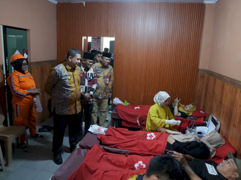 Wali Kota Makassar memantau pelaksanaan donor darah dan sunatan massal di halaman Kantor Kecamatan Mamajang, pada Kamis (10/7/2025). @Jejakfakta/dok. Humas Pemkot Makassar