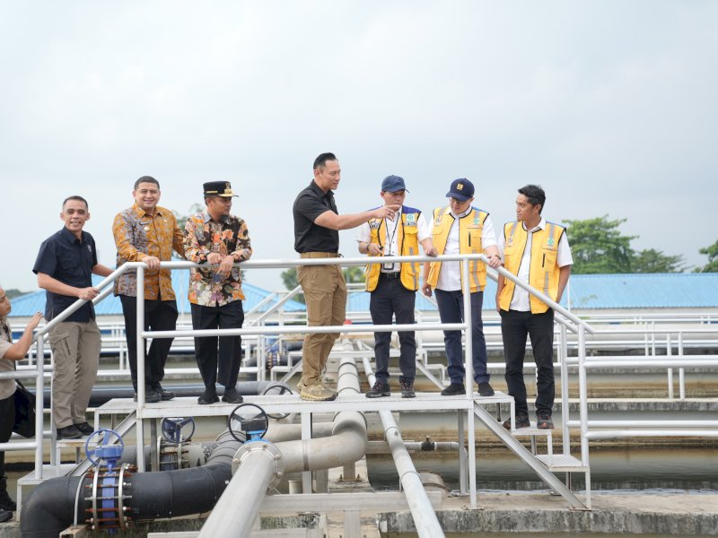 Menteri Koordinator Bidang Infrastruktur dan Pembangunan Kewilayahan, Agus Harimurti Yudhoyono (AHY), meninjau langsung Instalasi Pengolahan Air Limbah (IPAL) Losari di Kota Makassar, Kamis (10/7/2025). @Jejakfakta/dok. Humas Pemkot Makassar