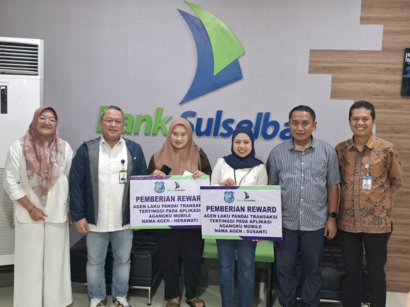Bank Sulselbar bersama Pemerintah Kabupaten Bulukumba memberikan reward kepada dua agen laku pandai yang mencatat transaksi tertinggi di aplikasi Agangku Mobile, di Kabupaten Bulukumba, Jumat (11/7/2025). @Jejakfakta/dok. Istimewa