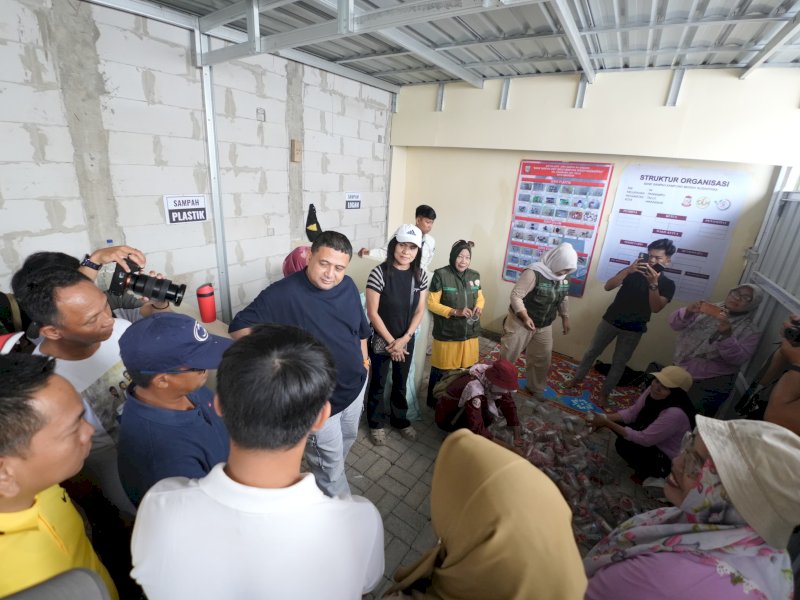 Wali Kota Makassar, Munafri Arifuddin, mengunjungai Kelurahan Pannampu, yang dipilih sebagai lokasi perdana program Jumat Bersih, Jumat (11/7/2025). @Jejakfakta/dok. Humas Pemkot Makassar