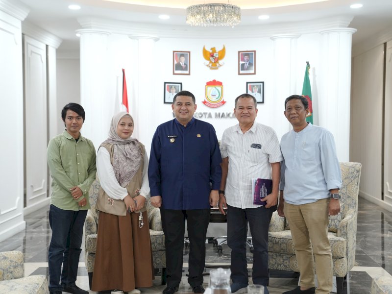 Wali Kota Makassar, Munafri Arifuddin, saat menerima audiensi dari panitia AICCON 2025, FISIP Unhas, di Balai Kota Makassar, Jumat (11/7/2025). @Jejakfakta/dok. Humas Pemkot Makassar