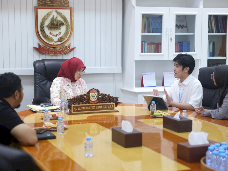 Wakil Wali Kota Makassar, Aliyah Mustika Ilham, saat menerima audiensi dari perwakilan AIESEC in UNHAS di Balai Kota Makassar,  Jumat (11/7/2025). @Jejakfakta/dok. Humas Pemkot Makassar