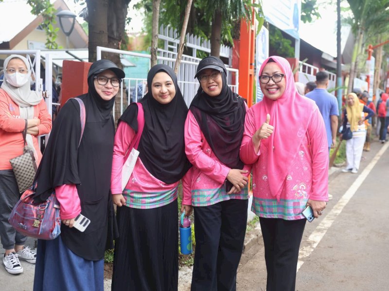 TP PKK Kota Makassar saat kegiatan Jumat Bersih di Kelurahan Panampu, Kecamatan Tallo, Jumat (11/7/2025). @Jejakfakta/dok. Humas Pemkot Makassar