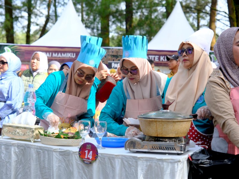 Lomba Cooking Challenge diikuti organisasi perempuan di Taman Kota Bunga Malino, Kecamatan Tinggimoncong, Jumat (11/7/2025), mengangkat olahan ikan pallu ce&rsquo;la sebagai menu utama. @Jejakfakta/dok. Humas Pemkot Makassar