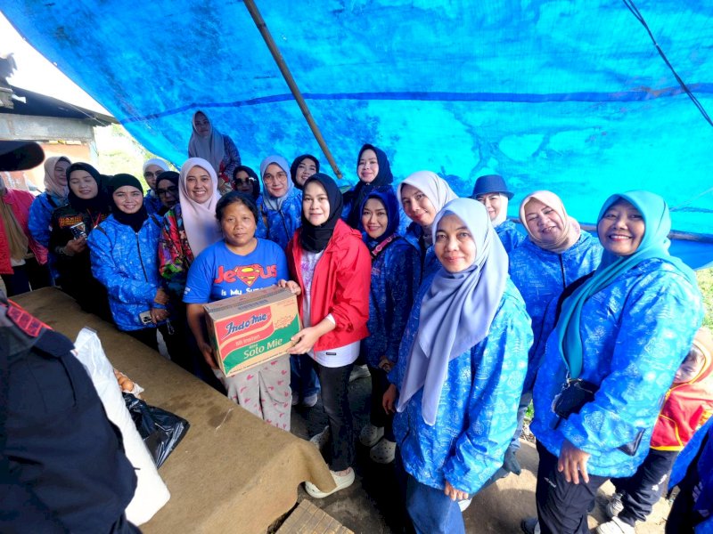 Ketua Tim Penggerak PKK Kabupaten Gowa, Andi Tenri Indah Darmawangsyah, menyalurkan bantuan sembako kepada keluarga miskin ekstrem (KME), di Kelurahan Malino, Kecamatan Tinggimoncong, Jumat (11/7/2025). @Jejakfakta/dok. Humas Pemkot Makassar