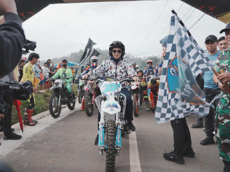 Bupati Gowa, Sitti Husniah Talenrang, secara resmi melepas para peserta Malino Trail Adventure di Lapangan Batulapisi, Malino, Kabupaten Gowa, Sulawesi Selatan, Sabtu (12/7/2025). @Jejakfakta/dok. Humas Pemkab Gowa