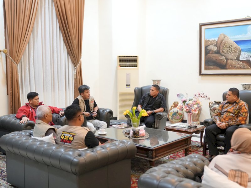 Wali Kota Makassar, Munafri Arifuddin, saat menerima audiensi panitia Bhayangkara Offroad Peduli Seri IV di kediaman pribadinya, Jalan Chairil Anwar, Minggu (13/7/2025) malam. @Jejakfakta/dok. Humas Pemkot Makassar