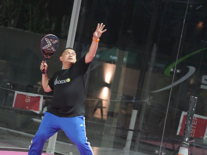 Wali Kota Makassar, Munafri Arifuddin, saat menghadiri peresmian Lapangan Padel Top Spin Arena Makassar sekaligus membuka Kasih Keras Private Padel Tournament di Kecamatan Tamalate, Minggu (13/7/2025). @Jejakfakta/dok. Humas Pemkot Makassar