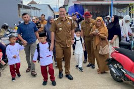 Genggaman Ayah di Hari Pertama Sekolah: Sebuah Momen yang Tak Terlupakan