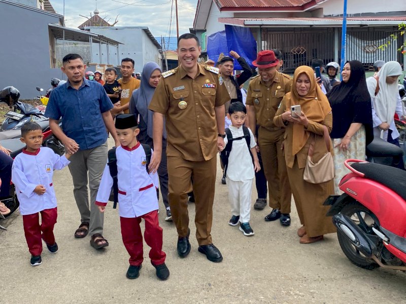 Bupati Pangkep, Muhammad Yusran Lalogau (MYL) menyempatkan diri mengantarkan putranya ke SDIT Al Hikmah, Senin (14/7/2025). @jejakfaktacom/Humas Pemda Pangkep.