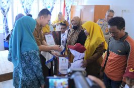 Bupati Pangkep Bagikan Ribuan Seragam Sekolah Gratis untuk Siswa SD dan SMP