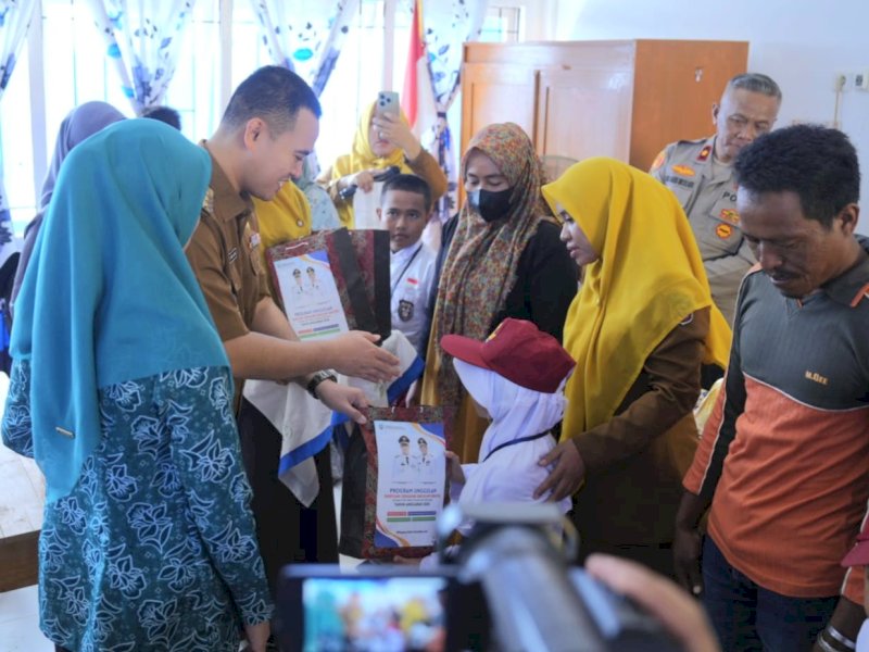 Muhammad Yusran Lalogau (MYL), secara simbolis menyerahkan bantuan seragam Sekolah di SDN 33 Jollo dan SMPN 5 Satap Bungoro, Senin (14/7/2025). @jejakfaktacom/Humas Pemda Pangkep.
