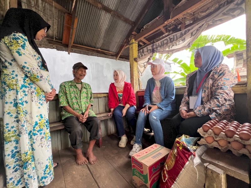 Tim Penggerak PKK Kabupaten Gowa bersama Bhayangkari Cabang Gowa menyalurkan bantuan paket sembako kepada keluarga miskin ekstrem di Kecamatan Tinggimoncong, Minggu (13/7/2025). @Jejakfakta/dok. Humas Pemkab Gowa