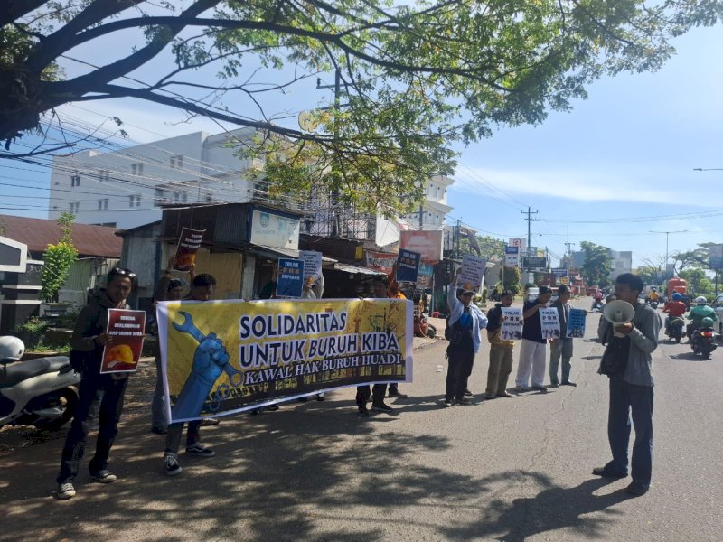 Puluhan massa dari berbagai organisasi menggelar aksi solidaritas seruan "Kawal Hak Buruh KIBA" di depan kantor Dinas Ketenagakerjaan Provinsi Sulawesi Selatan, Senin (14/7/2024). @Jejakfakta/Istimewa