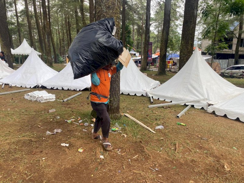 Petugas melakukan pembersihan di kawasan pinus usai perhelatan Beautiful Malino 2025 di Kecamatan Tinggimoncong, Kabupaten Gowa, Senin (14/7/2025). @Jejakfakta/dok. Humas Pemkab Gowa