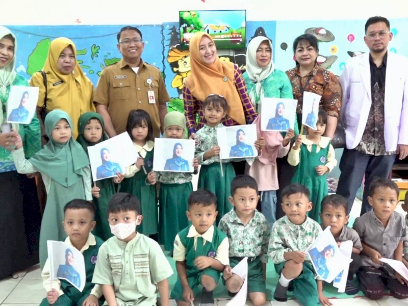 Didampingi oleh Kepala Dinas Pendidikan Pangkep, istri Bupati Pangkep ini menyambangi TK Semen Tonasa II yang berlokasi di Jl. Ketilang, Desa Biring Ere, Selasa (15/7/2025).