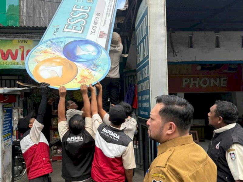 Badan Pendapatan Daerah (Bapenda) kembali menertibkan puluhan reklame ilegal yang tidak memiliki izin maupun tidak membayar pajak, Senin (14/7/2025). @Jejakfakta.dok. Humas Pemkot Makassar 