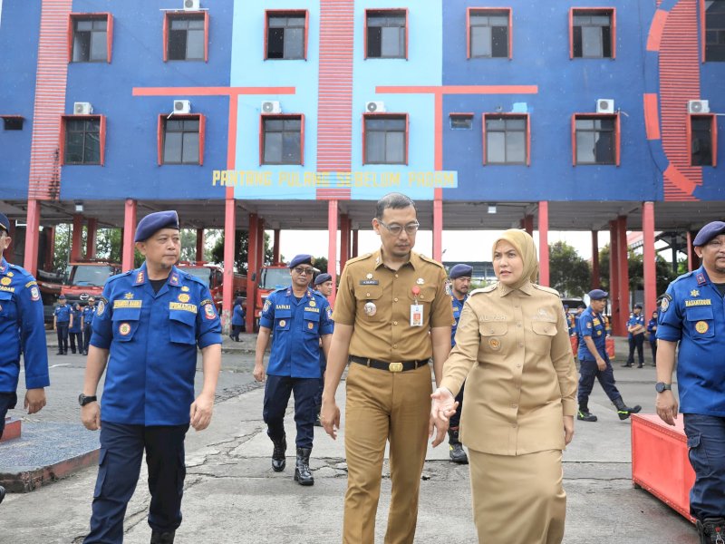 Wakil Wali Kota Makassar, Aliyah Mustika Ilham, menghadiri upacara serah terima jabatan (sertijab) Kepala Dinas Pemadam Kebakaran Kota Makassar di Markas Komando Damkar, Jalan Kompleks PDAM, Selasa (15/7/2025). @Jejakfakta/dok. Humas Pemkot Makassar