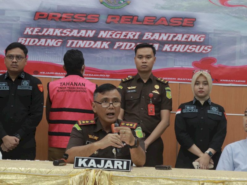 Kepala Seksi Tindak Pidana Khusus Kejari Bantaeng, Andri Zulfikar, saat memberikan keterangan pers, Selasa (15/7/2025).  @Jejakfakta/dok. Istimewa