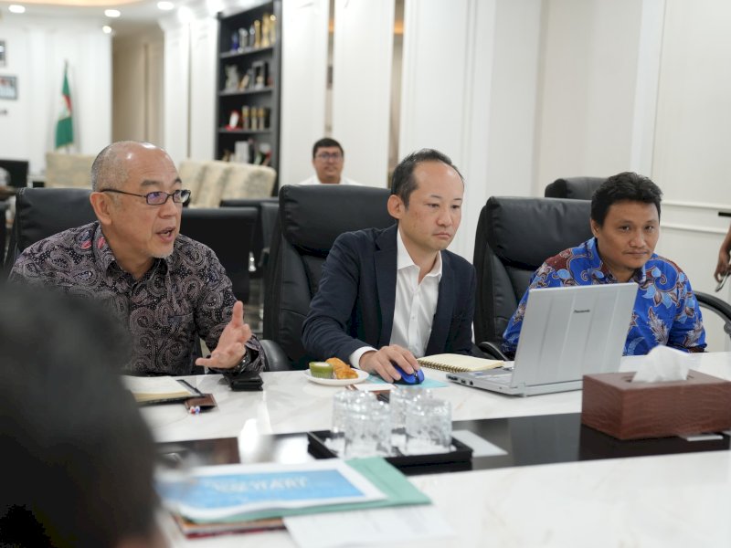 Perwakilan Nihon Suido Consultants, Mr. Voukushi MA, memaparkan secara detail sistem BLITZ GIS saat audiensi dengan Wali Kota Makassar, Munafri Arifuddin, di Kantor Balai Kota Makassar, Rabu (16/7/2025). @Jejakfakta/dok. Humas Pemkot Makassar