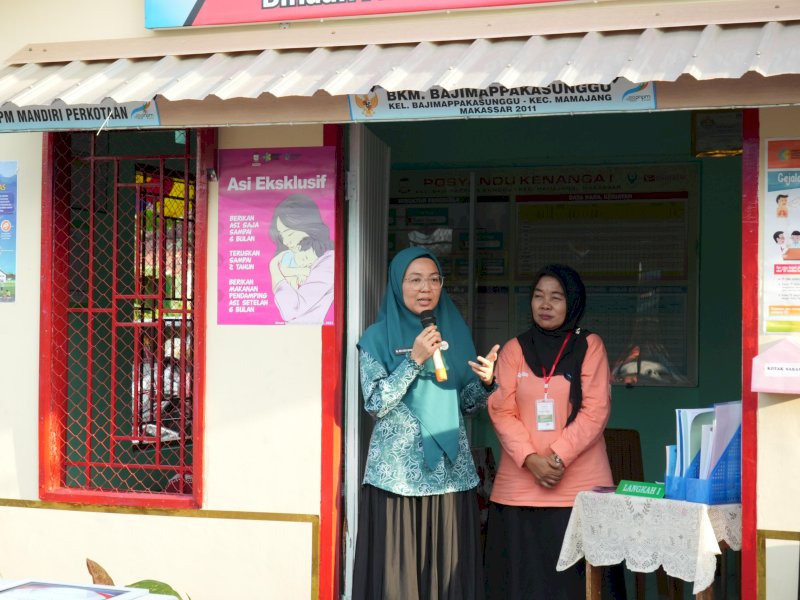 Ketua Tim Penggerak (TP) PKK Kota Makassar, Melinda Aksa, saat menghadiri kegiatan Posyandu Integrasi Layanan Primer di Posyandu Kenanga 1B, Kelurahan Baji Mappakasunggu, Kecamatan Mamajang, Senin (15/7/2025). @Jejakfakta/dok. Humas Pemkot Makassar