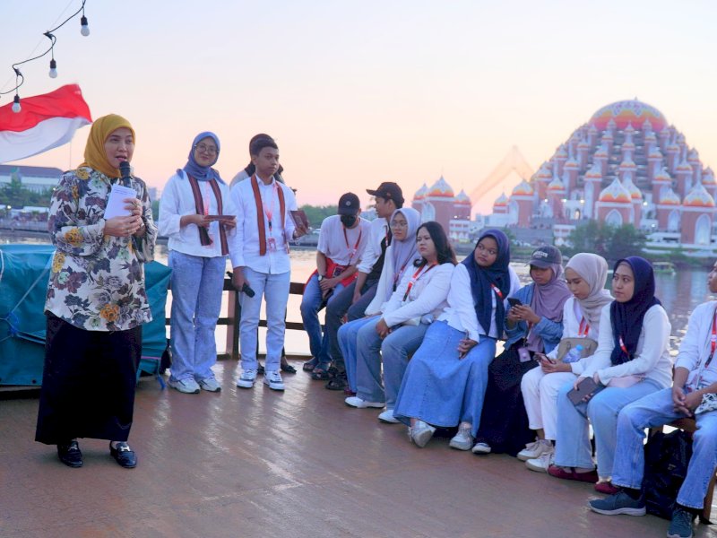 Wakil Wali Kota Makassar, Aliyah Mustika Ilham, saat menghadiri acara "Waves of Wisdom Phinisi Campaign Showcase Local Project" yang digelar AIESEC in Unhas di Anjungan Pantai Losari, Kamis (17/7/2025). @Jejakfakta/dok. Humas Pemkot Makassar