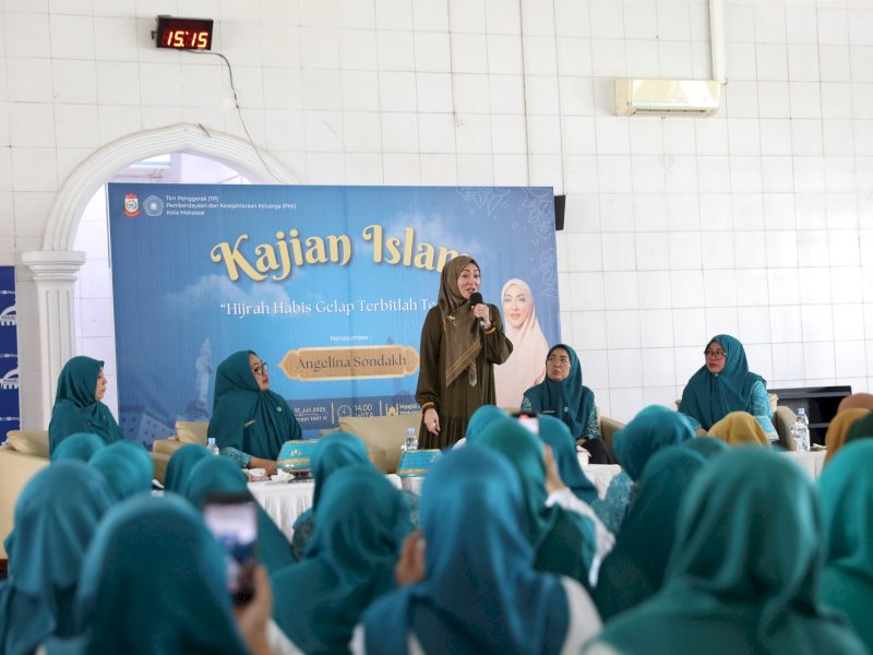 Angelina Sondakh, saat menyampaikan tausiah bertema &ldquo;Hijrah, Habis Gelap Terbitlah Terang&rdquo; melalui Kajian Islam, di Masjid Agung 45 Makassar, Kamis (17/7/2025). @Jejakfakta/dok. Humas Pemkot Makassar