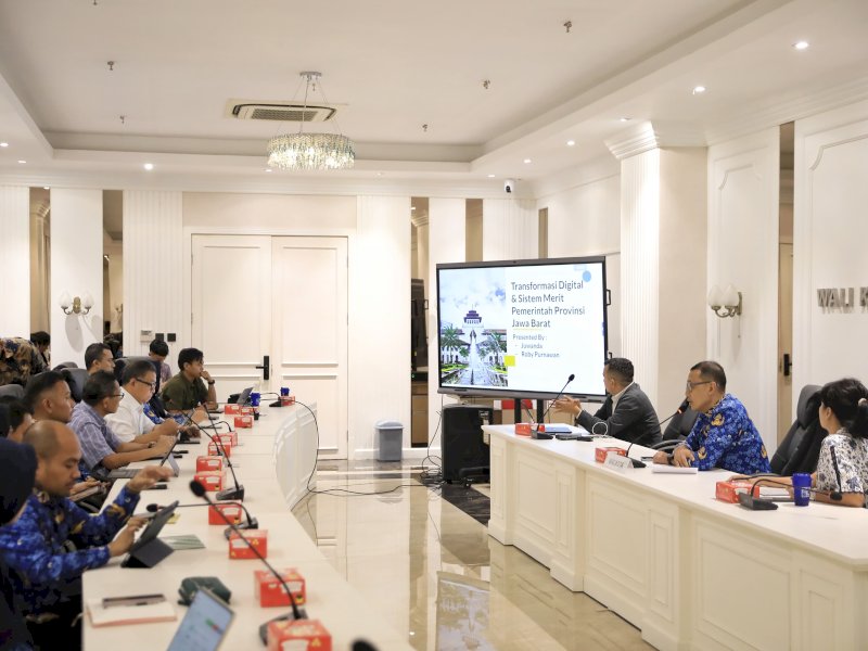 Praktisi Transformasi Digital Reformasi Birokrasi, Juwanda, bersama Organisasi Perangkat Daerah (OPD) teknis lingkup Pemkot Makassar saat menjelaskan model merit sistem di Ruang Bilateral Wali Kota Makassar, Kamis (17/7/2025). @Jejakfakta/dok. Humas Pemkot Makassar