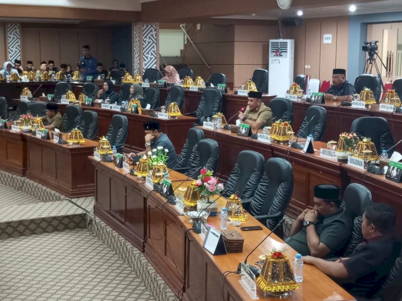 Pemkab Luwu Timur secara resmi menyerahkan dokumen Rancangan KUA dan PPAS Tahun Anggaran 2026 kepada DPRD dalam rapat paripurna di DPRD Lutim, Malili, Kamis (17/7/2025). @Jejakfakta/Istimewa