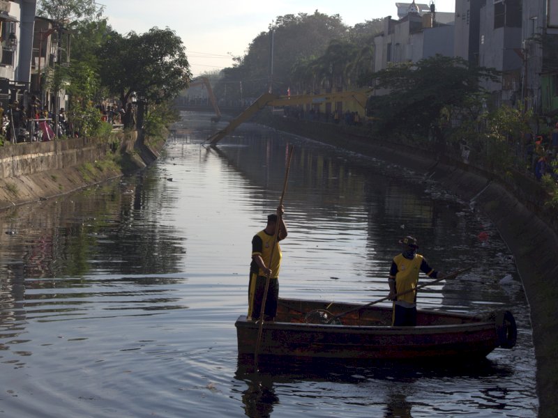 Launching penataan Kanal Jongaya melalui pengerukan yang dirangkaikan dengan kerja bakti massal dan penanaman pohon, di RW 2/RW 13, Kelurahan Jongaya, Tamalate, Jumat (18/7/2025). @Jejakfakta/Nurdin Amir