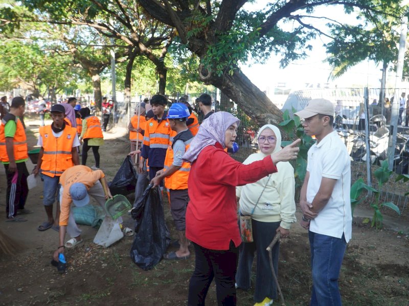 Wakil Wali Kota Aliyah Mustika Ilham turun langsung memimpin aksi bersih-bersih di kawasan ikonik Anjungan Pantai Losari, Jumat (18/7/2025). @Jejakfakta/Istimewa
