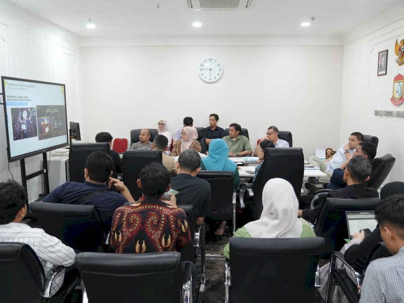 Wali Kota Makassar, Munafri Arifuddin, saat mendengarkan pemaparan pakar reformasi birokrasi serta transformasi digital, Ir. H. Juwanda, di Ruang Kerja Wali Kota, Jumat (18/7/2025). @Jejakfakta/dok. Humas Pemkot Makassar