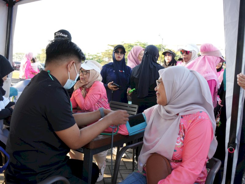 Tim Penggerak PKK, Dekranasda, dan Pokja Bunda PAUD, menggelar kegiatan Senam Jantung Sehat dan Pemeriksaan Kesehatan Gratis di area De Festive, Summarecon Makassar, Sabtu (19/7/2025). @Jejakfakta/dok. Humas Pemkot Makassar