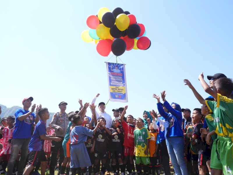 Turnamen SSB Minasatene Utama Junior Cup III resmi dibuka oleh Bupati Pangkep, Muhammad Yusran Lalogau, di Lapangan Minasatene, Sabtu (19/7/2025). @jejakfaktacom/Humas Pemda Pangkep.