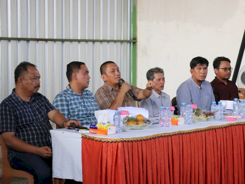 Bupati Luwu Timur Irwan Bachri Syam, saat memimpin Rapat Koordinasi (Rakor) di Tempat Pengolahan Sampah Reduce, Reuse, Recycle (TPS3R) Desa Baruga, Kecamatan Towuti, Minggu (20/7/2025). @Jejakfakta/dok. Humas Pemkab Lutim