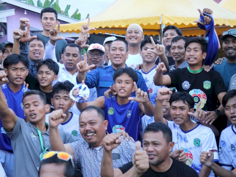 Bupati Luwu Timur, Irwan Bachri Syam, saat menghadiri laga perdana Grup B kualifikasi Pekan Olahraga Provinsi (Porprov) XVIII cabang olahraga sepakbola mempertemukan dua tim bertetangga, Luwu Timur dan Luwu Utara, di Lapangan Sepakbola Mappadeceng, Sabtu (19/7/2025). @Jejakfakta/dok. Humas Pemkab Lutim