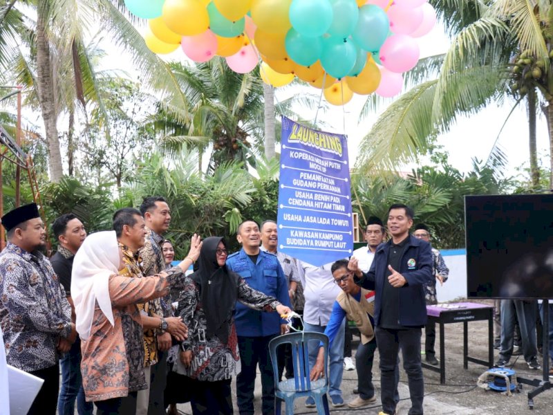 Bupati Irwan Bachri Syam,  launching koperasi mockup di Gudang Rumput Laut Dinas Perikanan, Desa Lakawali Pantai, Kecamatan Malili, Sabtu (19/07/2025). @Jejakfakta/dok. Humas Pemkab Lutim